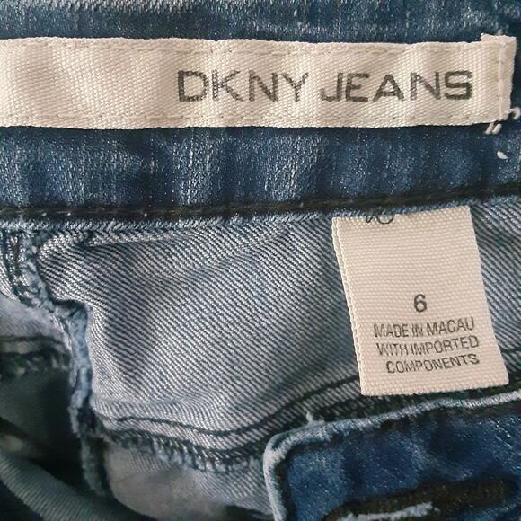 DKNY Women’s Jeans Size 6 Embroidered Back Pockets Whiskers Capris - Picture 3 of 9